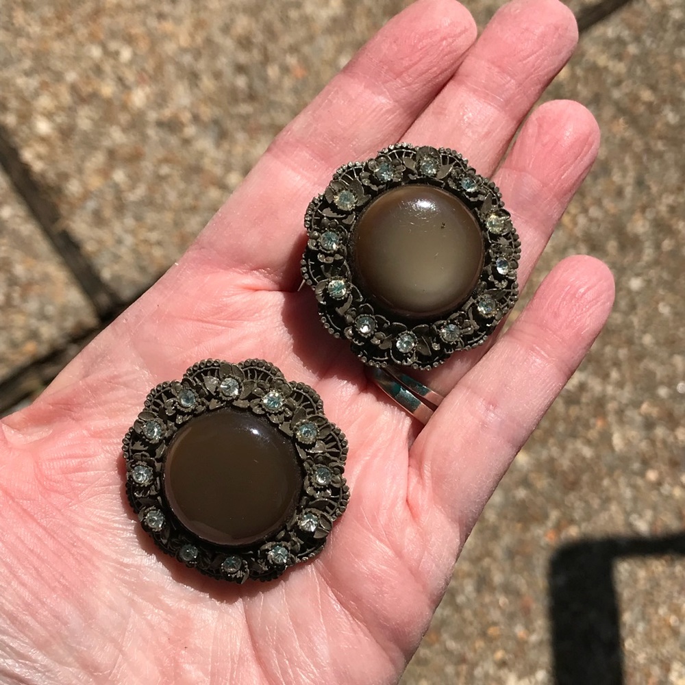 Vintage Large Detailed Bakelite Earrings - Picture 4 of 5